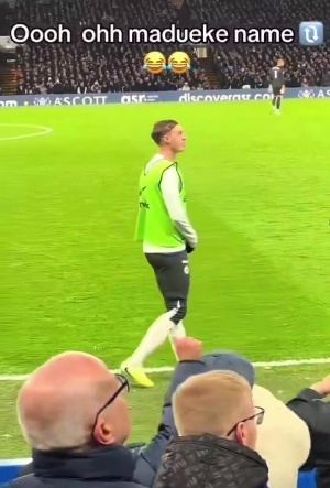 切尔西球迷嘘马杜埃凯，场边的帕尔默点头“起哄”