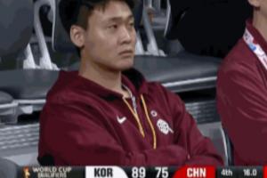 失望透顶！大比分落后！赵睿在替补席咬着嘴唇直摇头！