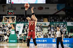 媒体人：锋线被韩国吊打 空有好身体却没技术 还吹CBA前锋盛世？