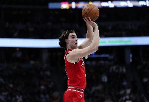 开局手感不错！吉迪半场7中5&三分4中2拿到12分 另有4板2助