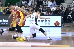 李政玹运球出界判中国队球 韩国挑战成功拿回球权