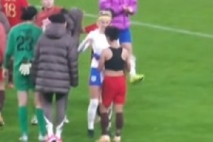 场外是朋友！张琳艳赛后和英格兰女足球员凯莉现场交换球衣