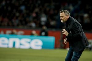 队报：尼斯遭遇六连败后，球队返回训练基地被400名球迷围堵