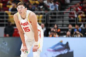 办法不多！周琦半场2中2拿到6分5板 正负值-12