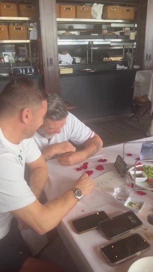 托蒂和坎德拉在美国用手机看罗马比赛直播，坎德拉：永远支持罗马