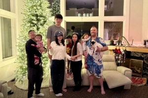 吃火鸡！杨瀚森与女友、翻译一同前往当地华人家中过感恩节