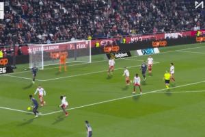 维尼修斯尝试突破后倒地，赫罗纳球员摇手指示意没犯规