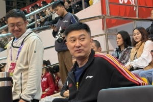 同城球队！广东男篮主帅杜锋现场观战广东女篮新赛季揭幕战