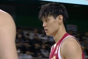 太紧了！曾凡博上篮被防下 随后捡到球传球又手滑丢出边线