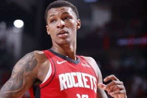 亚当斯抓帽+转换暴扣！小贾：他一直这么打球的 我一点也不惊讶