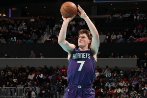 克尼佩尔：会继续坚持出手三分 希望三分赛季命中率高于40%