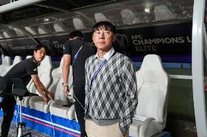 蔚山后卫自曝被前主帅申台龙扇耳光，后者下课后称球员不听他指挥