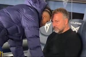 主帅不高兴！巴萨3-1赛后，弗里克独坐替补席与拉菲尼亚交流