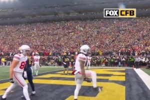 致敬传奇！俄亥俄州立大学外接手达阵摆出霸王步 詹姆斯迅速回应