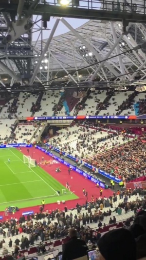 斯圣利物浦客场2-0赢球，伦敦体育场响起嘹亮的斯洛特之歌