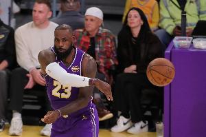 雷迪克：詹姆斯和我经常交流 从未提及要打满65场拿奖的话题