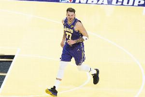 詹姆斯缺阵时东契奇场均33.1分9.3板8.9助 反之29.1分7.6板7.7助