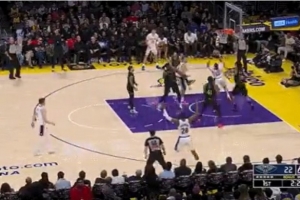 有点儿帅啊这球！东契奇突到篮下假抛吊传篮下 海斯勉扣吃饼