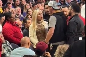 女球迷疑似骚扰湖人球员被保安“驱逐” 老詹淡定剪指甲看戏