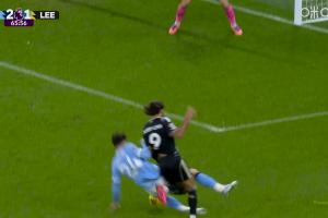 曼城连丢两球！格瓦迪奥尔飞铲送黄点套餐，恩梅查失点但补射打进