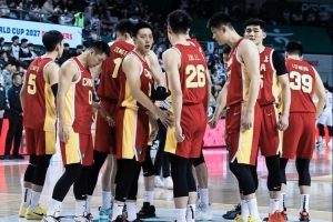 媒体人：中国男篮现在还留在场馆里的更衣室开会 没有离开