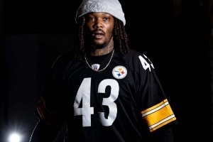 挑战联盟第一！开拓者型男入场秀 杨瀚森黑夹克小粉包反差萌