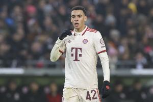 离复出又近了一步！拜仁官方：穆西亚拉今天完成部分单独训练