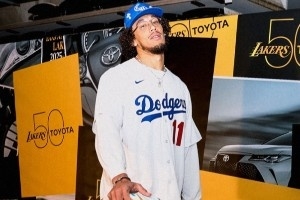 湖人众将穿搭秀：东契奇化身西装暴徒 海斯道奇套装 艾顿小清新