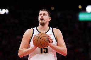 篮板掉脸上都不抢！约基奇带伤出战&全场仅丢1罚球拿26分9板10助