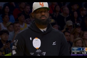 因伤病管理缺战鹈鹕！詹姆斯在场边观战