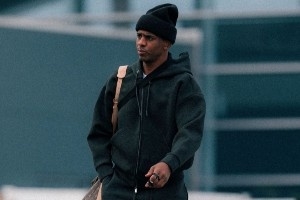 4连败快船开启5连客！快船官方晒球员登机照 全员表情严肃