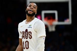 记者：加兰进攻端带来帮助 但防守端成了普理查德和布朗的活靶子